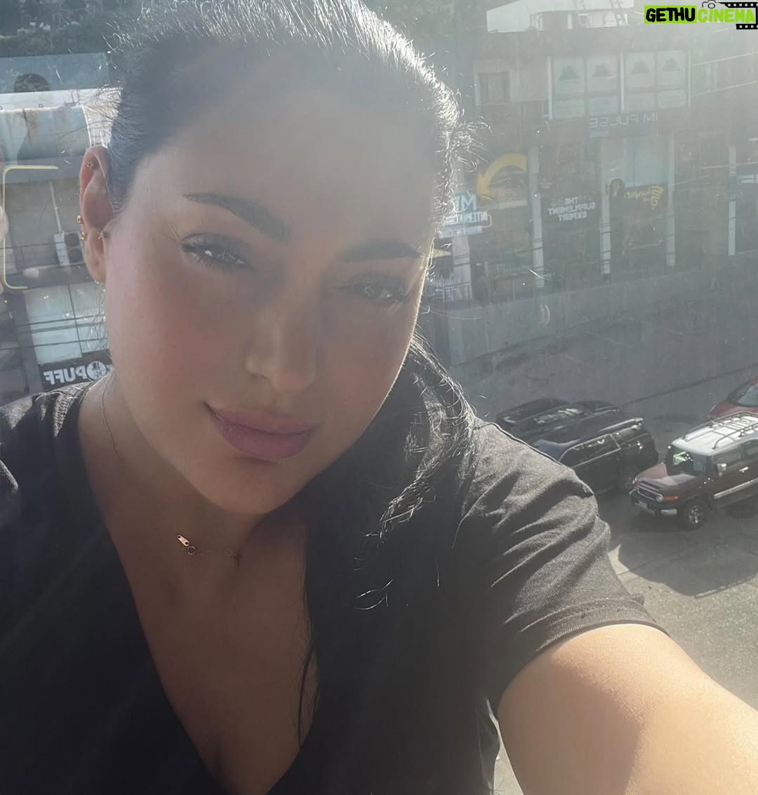Maya Nasri - 34.7K Likes - Exactly 2 seconds photo break!!!!!! 😓