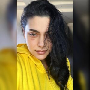 Maya Nasri Instagram - Be the yellow flame that lights up even the darkest of nights.. 💛 #haveabeautifulnight 🤟