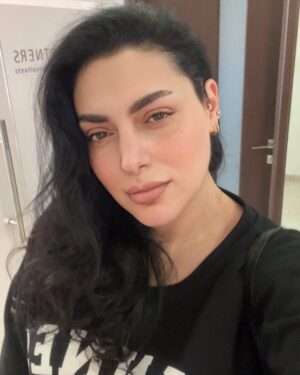 Maya Nasri Instagram - Let your #smile be ur umbrella on a rainy day. #goodmorning #lovers ❤️☔️🫶🤟