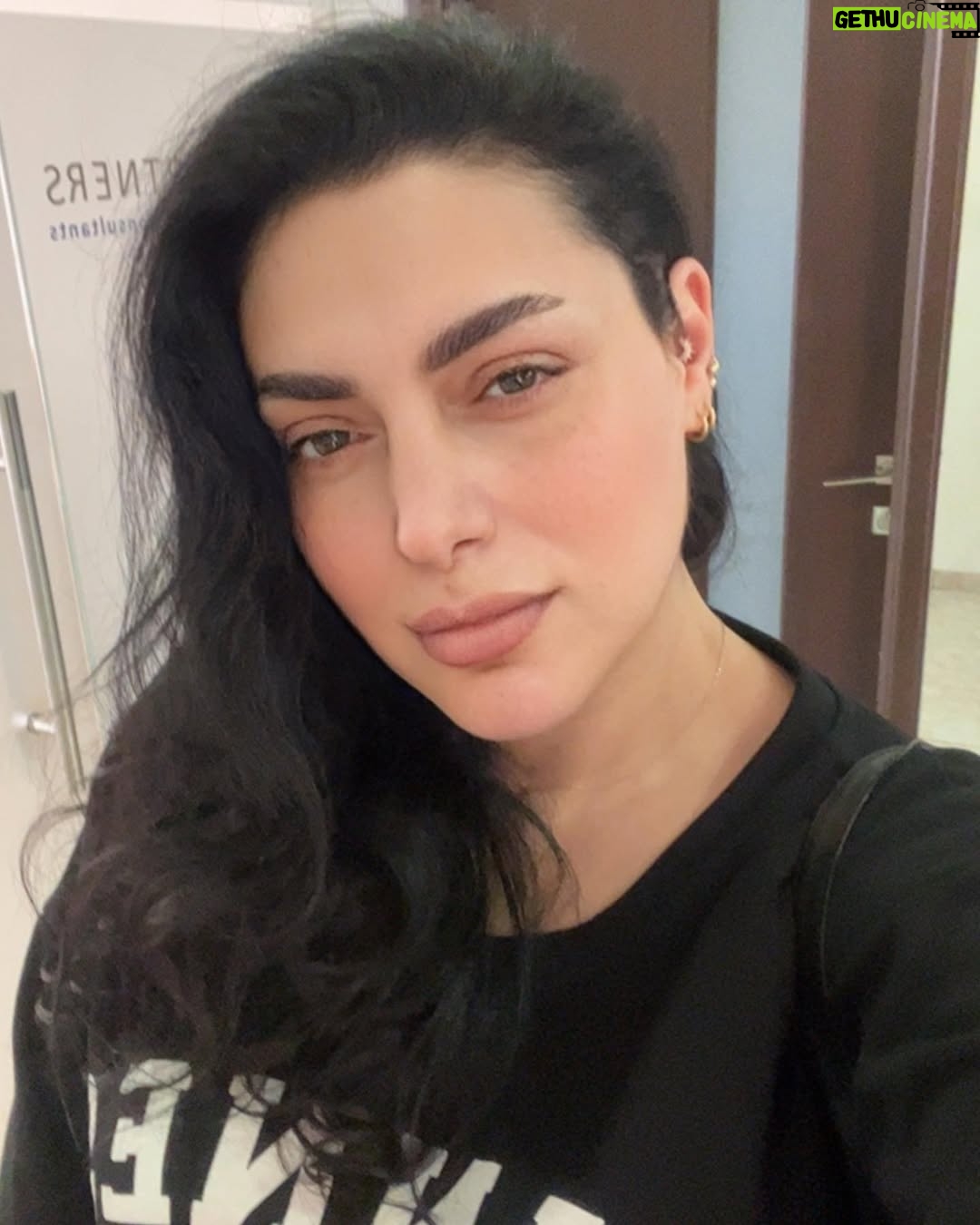 Maya Nasri - 17.2K Likes - Let your #smile be ur umbrella on a rainy day. #goodmorning #lovers ❤️☔️🫶🤟