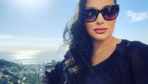 Maya Nasri Instagram - @ihablamey  شايف البحر شو كبير؟؟ كبر البحر بحبك 🥰 وحشت #قلبي ❤️❤️ #lovers #husband #نورعيني