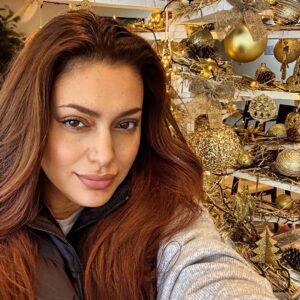 Maya Nasri Instagram - Trying to act normal when nothing seems normal😂😂 well.. Christmas spirit all over the place.. #christmastree #christmastime #mayanasri #maya_nasri