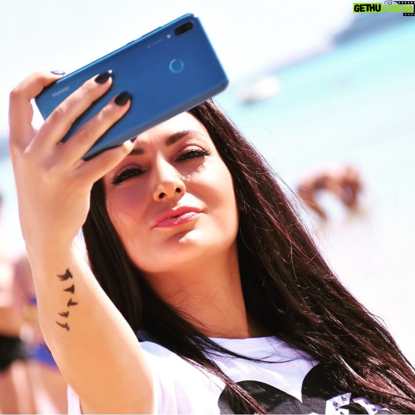Maya Nasri - 3.6K Likes - Hey hey 👋
#Rise and #shine like a new #sun of a new #day.. #Love yourself and let your inner #beauty out..
Photo by @shika_photography