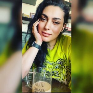 Maya Nasri Instagram - #BlessedSunday #Lovers !!! Rise and shine and have a great week ❤️❤️ a7la saba7 ma3 aghani #fayrouz .. 🥹🤟