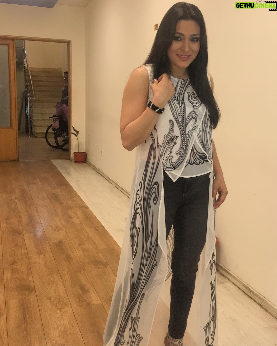 Maya Nasri - 2.7K Likes - @dmc #elsafera_3azeza behind the scene. So excited #mahaddesh_hakalak #esty_biyewga3ni. outfit @beyou_stores #beyoustores #customizeurjeans