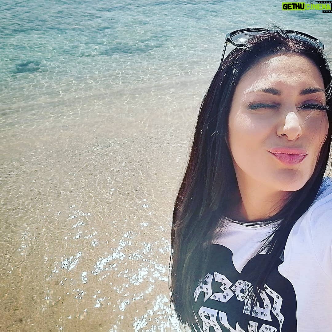 Maya Nasri - 3.6K Likes - Blowing a #good_morning kiss to all of you. #Sun #Sea #Blessed
😘🏖️🌅
