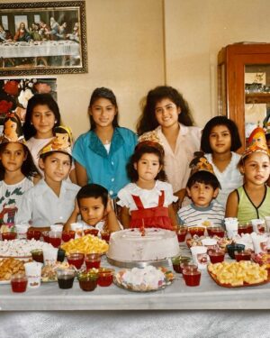Mayella Lloclla Instagram - Cada cumpleaños 🎈 es un viaje en el tiempo, un álbum de recuerdos que me recuerda lo afortunada que soy. Desde las risas de mi infancia hasta las celebraciones de hoy, cada año es un regalo 🎁 . Agradezco a mi familia, mi roca y mi refugio, por cada abrazo y cada sonrisa. Agradezco la salud, el motor que me impulsa a vivir cada día con plenitud. Y a todas esas almas que se han cruzado en mi camino, gracias por las lecciones, por los momentos compartidos, por ser parte de mi historia.