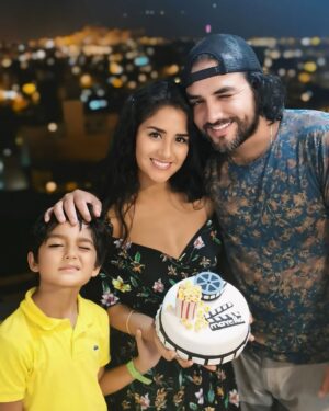 Mayella Lloclla Instagram - Cada cumpleaños 🎈 es un viaje en el tiempo, un álbum de recuerdos que me recuerda lo afortunada que soy. Desde las risas de mi infancia hasta las celebraciones de hoy, cada año es un regalo 🎁 . Agradezco a mi familia, mi roca y mi refugio, por cada abrazo y cada sonrisa. Agradezco la salud, el motor que me impulsa a vivir cada día con plenitud. Y a todas esas almas que se han cruzado en mi camino, gracias por las lecciones, por los momentos compartidos, por ser parte de mi historia.
