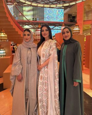 Mayssa Maghrebi Instagram - سعيدة بإختياري واحدة من سفراء سنة التبادل الثقافي لدولة #قطر الشقيقة وبلدي الحبيب #المغرب .. وحضور حفل عشاء وعرض أزياء مغربي بمتحف الاسلامي القطري الذي في ليلة اقل ما يقال عنها ساحرة بتشريف صاحبة السمو الملكي الاميرة لالة حسناء وسعادة الشيخة مياسة بنت حمد
@yearsofculture 

Kaftan: @handmadebyghitalahrichi 
‏Jewelry: @negafa_dar_benjelloun 
Makeup & Hair: @marwa_mhiri_makeup @official_rayyansaloonspa 
Stylist: @anas.yass 

#FashionInspiration #MuseumOfIslamicArt #qatar #morocco
