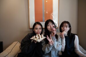 Mayu Matsuoka Instagram - 念願の30歳になってね😊
大好きな2人がお祝いしてくれた

2人といる時間はすごくシンプルで
生身の人間として過ごせるから幸せで
ほんとはもっと会いたい

#ほんとはもっと会いたい