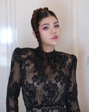 Meas Soksophea Instagram - ស៊ូដើរលើផ្លូវព្រះធម៌ ប្រកាន់សច្ចធម៌ មានគុណធម៌ ក្តីមេត្តាករុណា ប្រសើរជាជាងរស់នៅក្នុងអម្រែកទុក្ខ ដែលឋិតក្នុងសម្ពាតគ្រាំគ្រាផ្លូវចិត្តជាប្រចាំ។ លោកទាំងឡាយអាចគិតមកលើយើងថាជាមនុស្សអាក្រក់អាត្មានិយម ប៉ុន្តែគេមិនបានដឹងអំពីអាថ៌កំបាំងទុក្ខក្រៀមក្រំក្នុងជីវិតរបស់យើងកន្លងមកនោះឡើយ។ ដូច្នេះការសម្រេចចិត្តចុងក្រោយក្នុងពេលនេះ គឺដើរចេញពីភាពក្លែងក្លាយគ្មានការពិតដឹកនាំជីវិតលើផ្លូវព្រះធម៌ ឈ្វេងយល់អំពីសច្ចធម៌នៃច្បាប់ធម្មជាតិប្រសើជាង។ 🙏🧘🌎💗