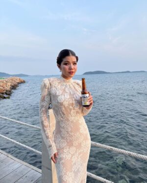 Meas Soksophea Instagram - រីករាយយប់ថ្ងៃអាទិត្យ ជាមួយ វឌ្ឍនៈ ឡាហ្គឺរ៉េដ រសជាតិជូរអែម ធ្វើឲ្យបរិយាកាសកាន់តែស្រស់ស្រាយ។
*ពិសាដោយការទទួលខុសត្រូវ
*ស្រវឹង សូមកុំបើកបរ 
@vattanacbeer