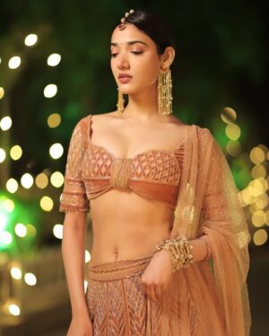 Medha Shankar Instagram - 🪷
.
.
.
Wearing @tuhinasrivastava_ 
Jewellery from @amamajewels 
📸 @yaadeinclicks_photography