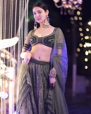 Medha Shankar Instagram - 🪷
.
.
.
Wearing @tuhinasrivastava_ 
Jewellery from @amamajewels 
📸 @yaadeinclicks_photography