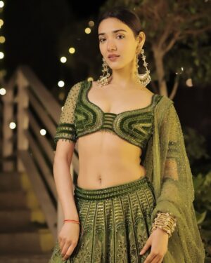 Medha Shankar Instagram - 🪷
.
.
.
Wearing @tuhinasrivastava_ 
Jewellery from @amamajewels 
📸 @yaadeinclicks_photography