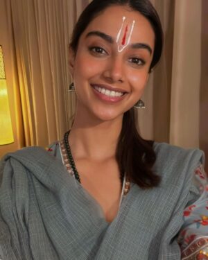 Meenakshi Chaudhary Instagram - In my desi era ✨🫶🏽