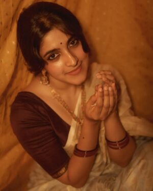 Meenakshi Dinesh Instagram - വിഷു ആശംസകൾ✨

@sour__v

Jewellery: @aureluxejewels
