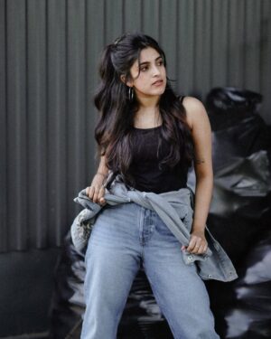 Meenakshi Dinesh Instagram - Who is she??

📷 @_thrilokadhipathi_ 
@life_of_darku