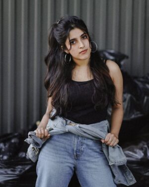 Meenakshi Dinesh Instagram - Who is she??

📷 @_thrilokadhipathi_ 
@life_of_darku