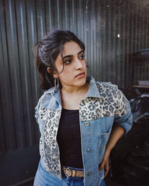 Meenakshi Dinesh Instagram - Who is she??

📷 @_thrilokadhipathi_ 
@life_of_darku