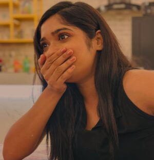 Megha Daw Instagram - যে “যার “মতো , কিন্তু “যার” কার মতো ? 🤭