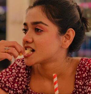 Megha Daw Instagram - যে “যার “মতো , কিন্তু “যার” কার মতো ? 🤭