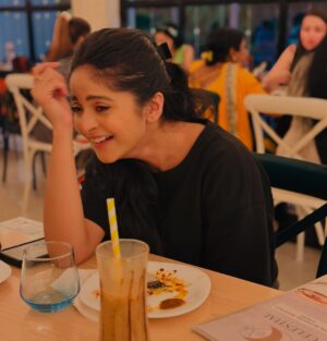 Megha Daw Instagram - যে “যার “মতো , কিন্তু “যার” কার মতো ? 🤭