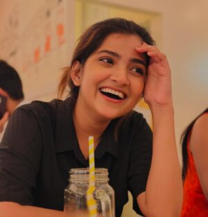 Megha Daw Instagram - যে “যার “মতো , কিন্তু “যার” কার মতো ? 🤭