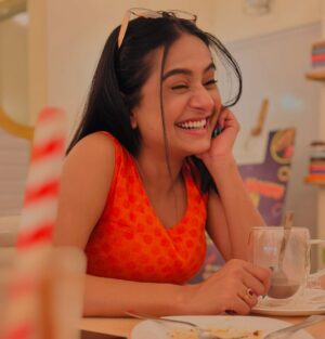 Megha Daw Instagram - যে “যার “মতো , কিন্তু “যার” কার মতো ? 🤭