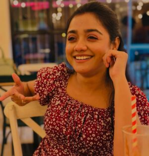 Megha Daw Instagram - যে “যার “মতো , কিন্তু “যার” কার মতো ? 🤭