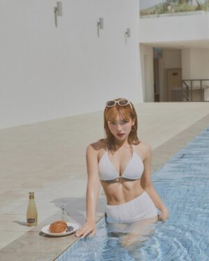 Mei Ho Instagram - 好開心能夠再次成為 WAVE SHINE 品牌大使！更特別的是——我親自參與了聯名款的設計🥹近兩年來，無數次開會、討論款式、挑選布料、試穿調整，終於誕生了 20 款我超滿意的泳衣！！！

健康運動、火辣、經典款、兩件式、連身款，應有盡有！獨家專利美波胸墊，讓集中包覆度再升級！

這次聯名還有「挺波衣」新品！
內附胸墊，無鋼圈的挺波衣，穿上立刻擁有挺・穩・大 的完美胸型🎀日常穿搭、約會、海島度假，都百搭，輕鬆展現迷人曲線✨

在WAVE SHINE，
每個人都能找到屬於自己的美🫧

❤️3/25全台WAVE SHINE門市搶先上市
💛4/1官網正式上市
🖤官網下單輸入折扣碼 
 「homei520」送限量簽名小卡
💜4/1官網開放購買
  https://lihi2.com/xe9ug

#WAVESHINE
#美波神器
#美波第一品牌
#讓美麗變簡單