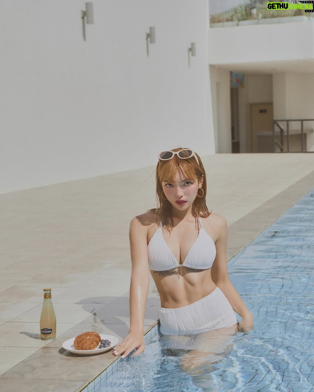 Mei Ho - 17.8K Likes - 好開心能夠再次成為 WAVE SHINE 品牌大使!更特別的是——我親自參與了聯名款的設計🥹近兩年來,無數次開會、討論款式、挑選布料、試穿調整,終於誕生了 20 款我超滿意的泳衣!!!
健康運動、火辣、經典款、兩件式、連身款,應有盡有!獨家專利美波胸墊,讓集中包覆度再升級!
這次聯名還有「挺波衣」新品!
內附胸墊,無鋼圈的挺波衣,穿上立刻擁有挺・穩・大 的完美胸型🎀日常穿搭、約會、海島度假,都百搭,輕鬆展現迷人曲線✨
在WAVE SHINE,
每個人都能找到屬於自己的美🫧
❤️3/25全台WAVE SHINE門市搶先上市
💛4/1官網正式上市
🖤官網下單輸入折扣碼
「homei520」送限量簽名小卡
💜4/1官網開放購買
https://lihi2.com/xe9ug
#WAVESHINE
#美波神器
#美波第一品牌
#讓美麗變簡單