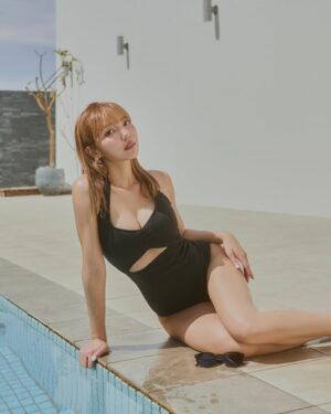 Mei Ho Instagram - 好開心能夠再次成為 WAVE SHINE 品牌大使！更特別的是——我親自參與了聯名款的設計🥹近兩年來，無數次開會、討論款式、挑選布料、試穿調整，終於誕生了 20 款我超滿意的泳衣！！！

健康運動、火辣、經典款、兩件式、連身款，應有盡有！獨家專利美波胸墊，讓集中包覆度再升級！

這次聯名還有「挺波衣」新品！
內附胸墊，無鋼圈的挺波衣，穿上立刻擁有挺・穩・大 的完美胸型🎀日常穿搭、約會、海島度假，都百搭，輕鬆展現迷人曲線✨

在WAVE SHINE，
每個人都能找到屬於自己的美🫧

❤️3/25全台WAVE SHINE門市搶先上市
💛4/1官網正式上市
🖤官網下單輸入折扣碼 
 「homei520」送限量簽名小卡
💜4/1官網開放購買
  https://lihi2.com/xe9ug

#WAVESHINE
#美波神器
#美波第一品牌
#讓美麗變簡單