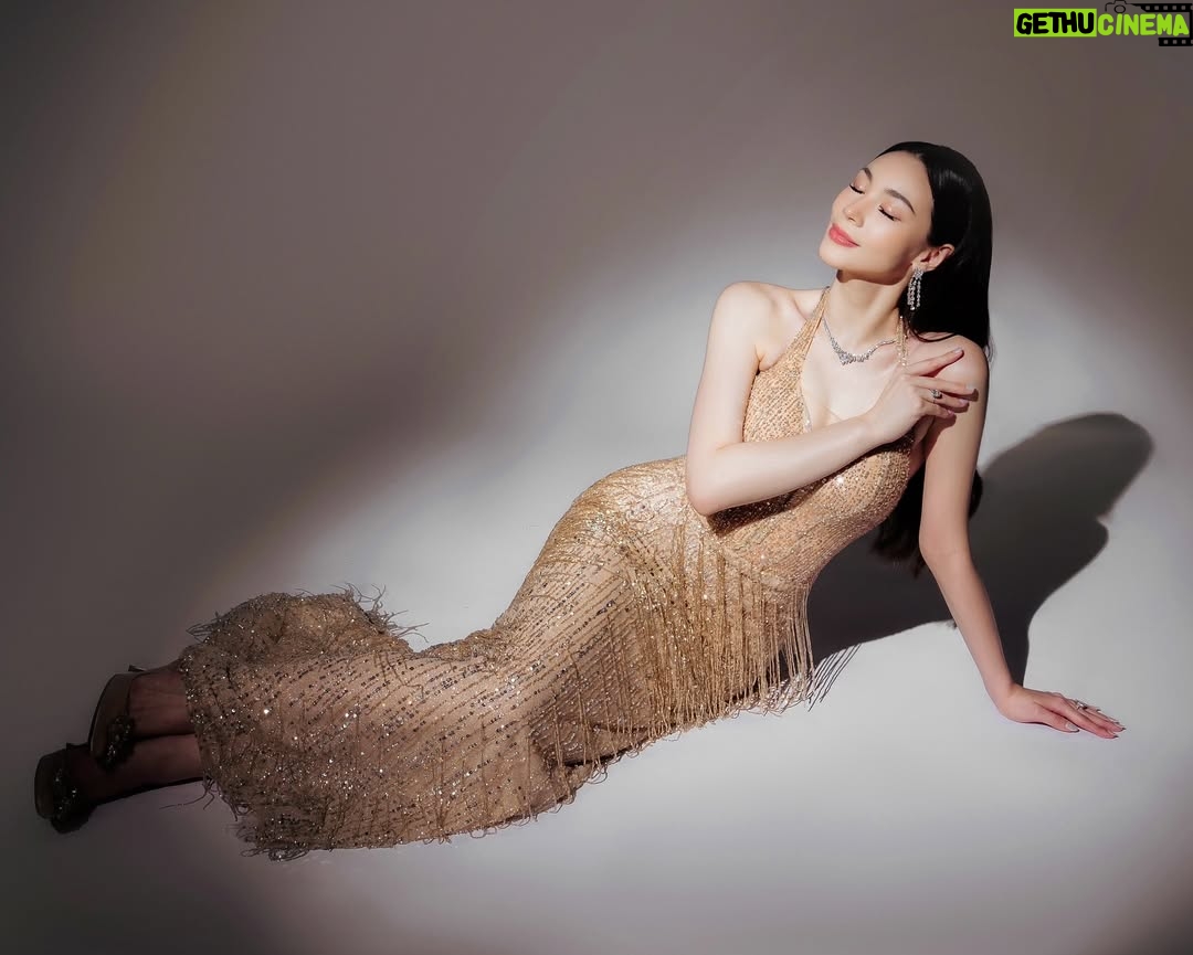 Melanie Berentz - 3 Likes - I tried to be the sun, but I’m clearly the moon 🌙
Muse : @melanieberentz
Jewellery: @vendome.joaillerie
Dress : @valenciavivi
Photographer : @snap.nuel
Makeup Artist : @kunsoomakeupartist