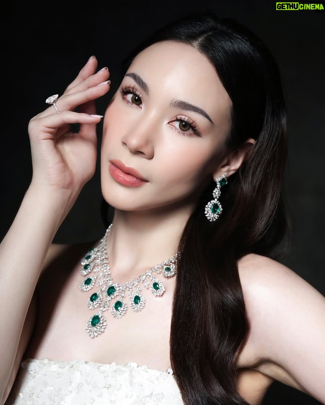 Melanie Berentz - 3 Likes - She is her own muse 🖤
Stepping into the holiday season with unparalleled grace and sophistication. This enchanting emerald and diamond jewelry set is a celebration of artistry and opulence, combining vibrant green with dazzling diamonds in intricate designs. Whether you’re attending a Christmas gala or a cozy family gathering, this statement necklace and matching earrings will definitely make you the center of attention. Embrace the festive spirit with jewelry that reflects the joy and beauty of the season.
Muse : @melanieberentz
Dress : @valenciavivi
Photographer : @snap.nuel
Makeup Artist : @kunsoomakeupartist
Discover more info about diamond, please contact our team :
62 816-888-655 (Hui)
62 815-1799-9944 (Mike)
#DiamondElegance #TimelessJewelry #SparkleEveryday #LuxuryRings #ShineBright #PuteriIndonesia #MelanieBerentz #ChristmasGlam #HolidayJewellery