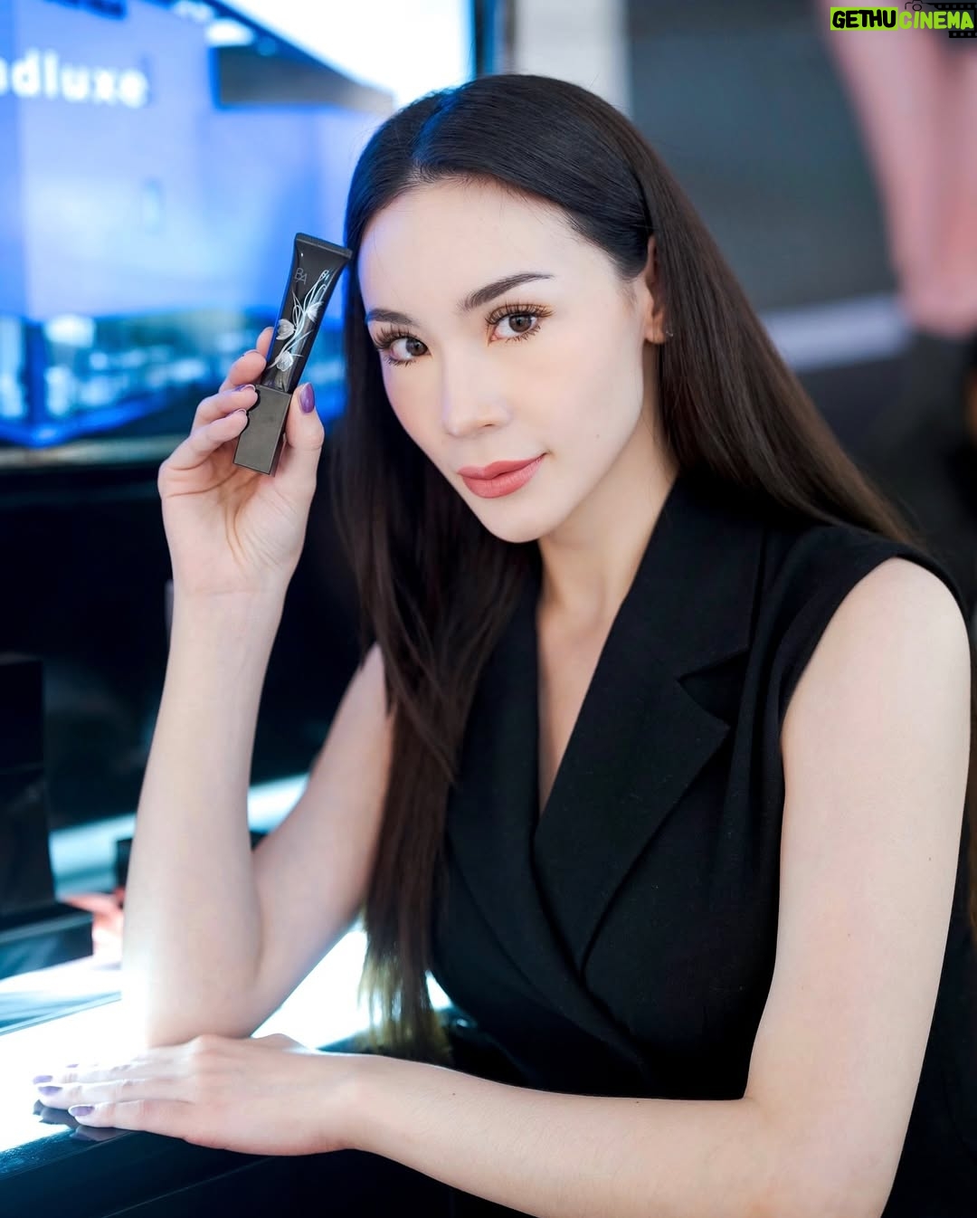 Melanie Berentz - 3 Likes - Celebrating @pola_official_id’s 1st Anniversary at @sogo_ind Plaza Senayan 🖤
POLA is a high-end Japanese skincare brand since 1985 which focuses on anti-aging benefits. And recently, they just launched two new makeup products which I absolutely love.
B.A. Powdery Foundation, protected with SPF25 and PA that blends seamlessly — leaving our skin with long-lasting hydration and a flawless finish. Available in 6 shades.
B.A. Concealer, a 3D concealer with a high and smooth coverage combined with skin-loving benefits. Available in 2 shades for now.
Thank you for having me @luxasia.idn 🤍
#POLA #POLAID #JapaneseSkincare #JapaneseMakeup #Skincare #Makeup #PlazaSenayan #SOGO