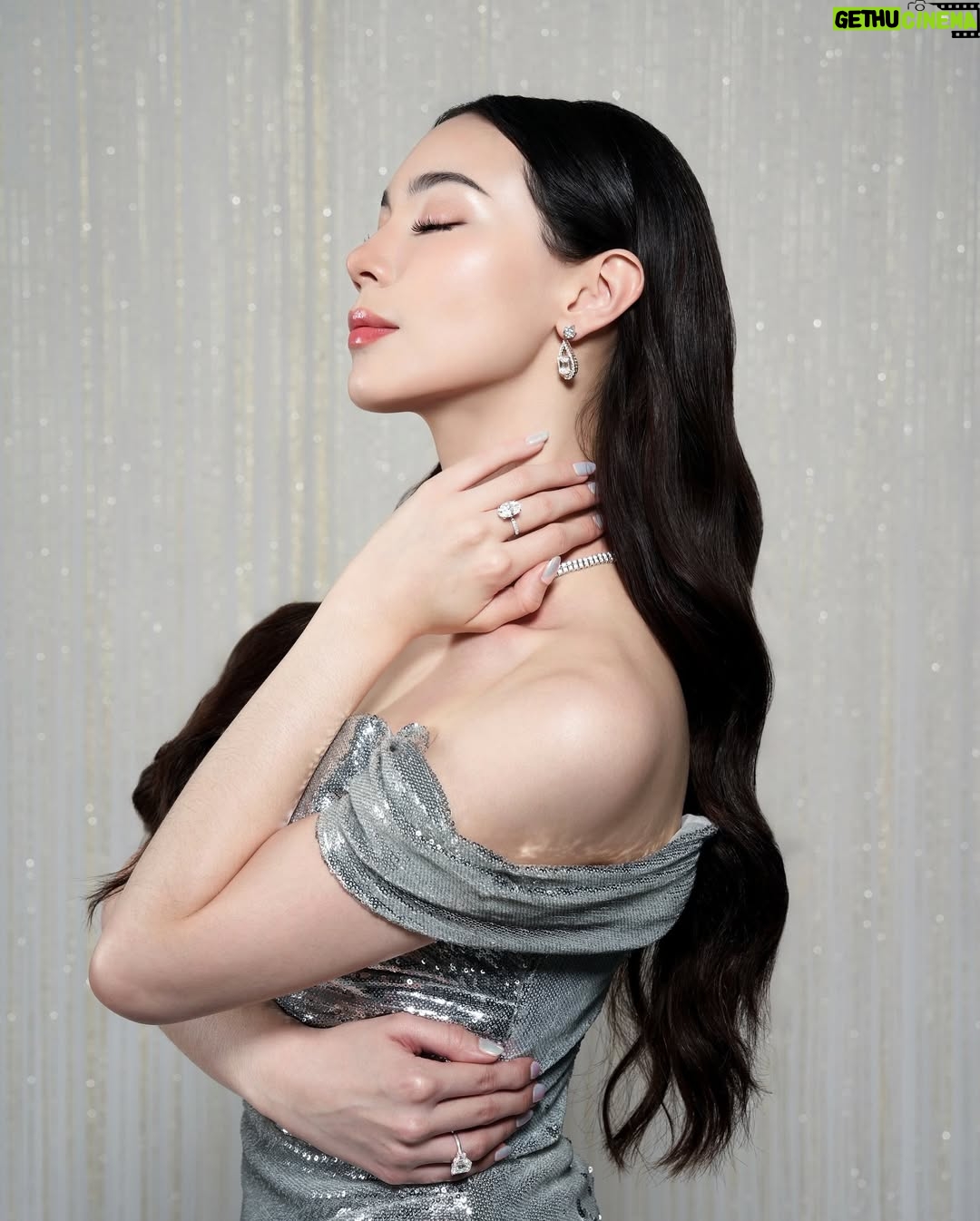 Melanie Berentz - 3 Likes - Unwrapping the season’s finest treasures 💎❄️ This Christmas, let every sparkle tell a story. Adorned in the elegance of a statement necklace and a ring that radiates timeless beauty, celebrating the magic of the holidays with a touch of luxury and grace.
Muse : @melanieberentz
Dress : @valenciavivi
Photographer : @snap.nuel
Makeup Artist : @kunsoomakeupartist
Discover more info about diamond, please contact our team :
62 816-888-655 (Hui)
62 815-1799-9944 (Mike)
#DiamondElegance #TimelessJewelry #SparkleEveryday #LuxuryRings #ShineBright #PuteriIndonesia #MelanieBerentz #ChristmasGlam #HolidayJewellery