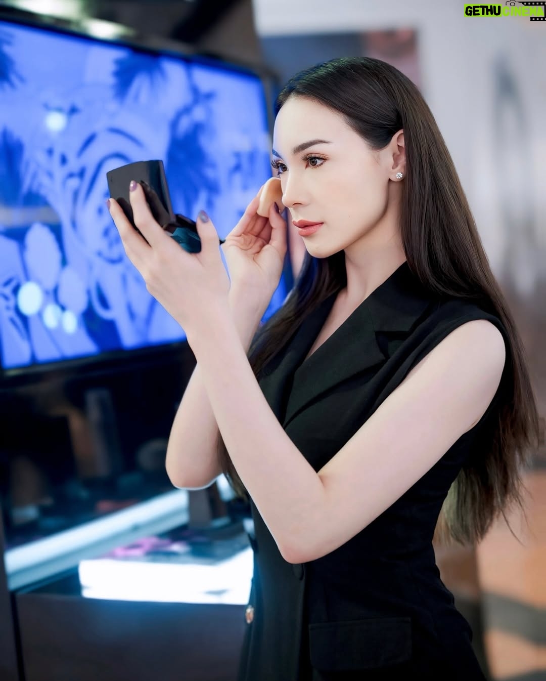 Melanie Berentz - 3 Likes - Celebrating @pola_official_id’s 1st Anniversary at @sogo_ind Plaza Senayan 🖤
POLA is a high-end Japanese skincare brand since 1985 which focuses on anti-aging benefits. And recently, they just launched two new makeup products which I absolutely love.
B.A. Powdery Foundation, protected with SPF25 and PA that blends seamlessly — leaving our skin with long-lasting hydration and a flawless finish. Available in 6 shades.
B.A. Concealer, a 3D concealer with a high and smooth coverage combined with skin-loving benefits. Available in 2 shades for now.
Thank you for having me @luxasia.idn 🤍
#POLA #POLAID #JapaneseSkincare #JapaneseMakeup #Skincare #Makeup #PlazaSenayan #SOGO