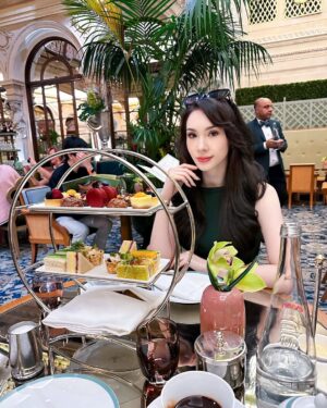 Melanie Berentz Instagram - Cheers to tea and tranquility 🫖🍰