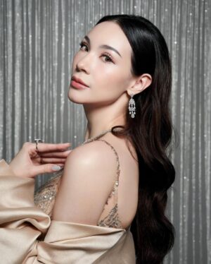 Melanie Berentz Instagram - 🎄💎 Radiating holiday glamour, 3rd RU Puteri Indonesia 2022, Melanie Berentz is the perfect muse for this dazzling diamond collection, ideal for the festive Christmas season. Her elegance and sophistication shine as brightly as the season’s lights, making this style a true celebration of timeless beauty ✨ 

Muse : @melanieberentz
Dress : @valenciavivi
Photographer : @snap.nuel
Makeup Artist : @kunsoomakeupartist

Discover more info about diamond, please contact our team : 
 62 816-888-655 (Hui)
 62 815-1799-9944 (Mike)

#DiamondElegance #TimelessJewelry #SparkleEveryday #LuxuryRings #ShineBright #puteriindonesia #MelanieBerentz #ChristmasGlam