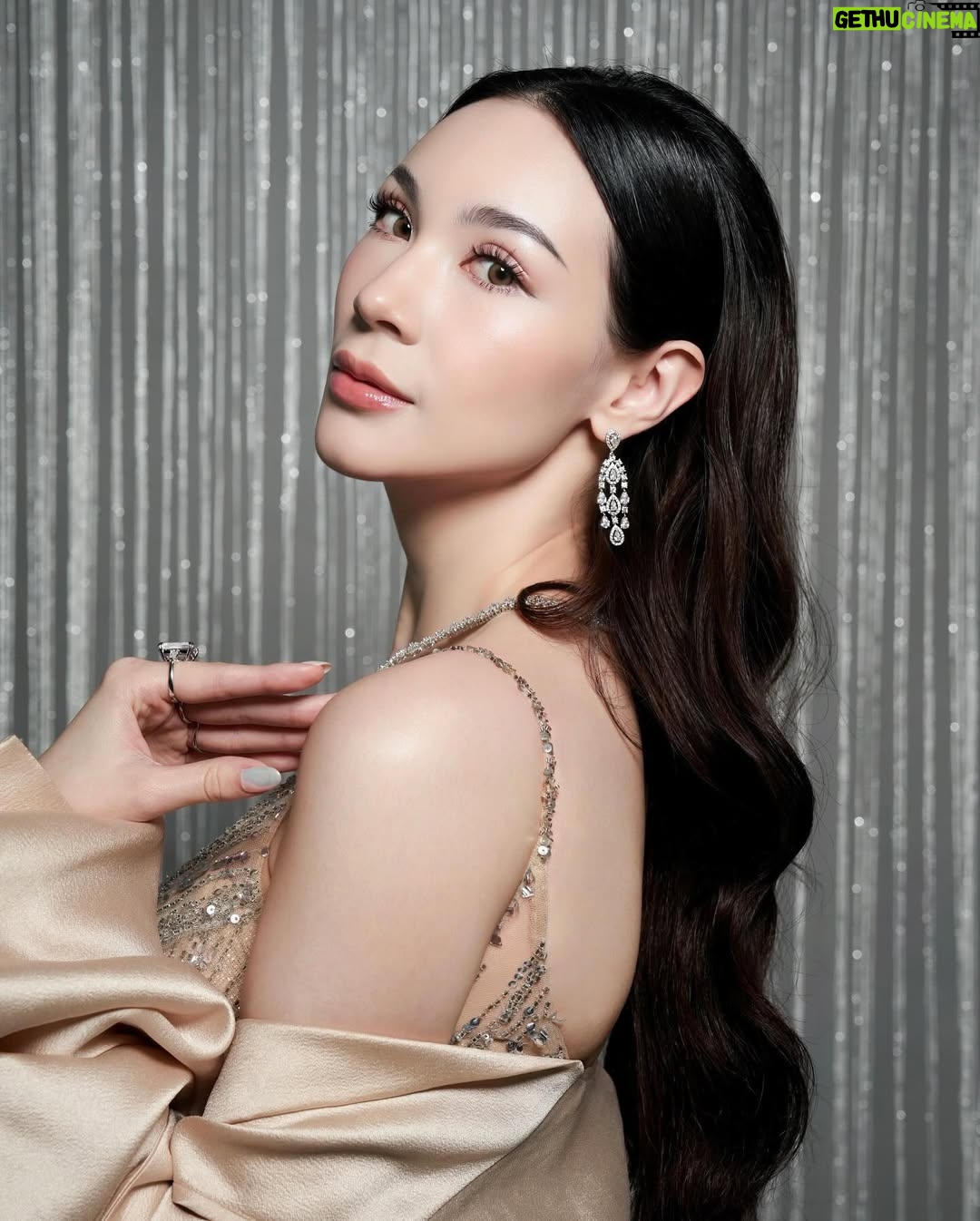 Melanie Berentz - 3 Likes - 🎄💎 Radiating holiday glamour, 3rd RU Puteri Indonesia 2022, Melanie Berentz is the perfect muse for this dazzling diamond collection, ideal for the festive Christmas season. Her elegance and sophistication shine as brightly as the season’s lights, making this style a true celebration of timeless beauty ✨
Muse : @melanieberentz
Dress : @valenciavivi
Photographer : @snap.nuel
Makeup Artist : @kunsoomakeupartist
Discover more info about diamond, please contact our team :
62 816-888-655 (Hui)
62 815-1799-9944 (Mike)
#DiamondElegance #TimelessJewelry #SparkleEveryday #LuxuryRings #ShineBright #puteriindonesia #MelanieBerentz #ChristmasGlam