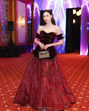 Melanie Berentz Instagram - If looks could kill 🌹
Dress @krinouofficial
Jewellery @vendome.joaillerie
Hairdo @payzoandteam @imamfarrel13
Edit @jasavermakpoto