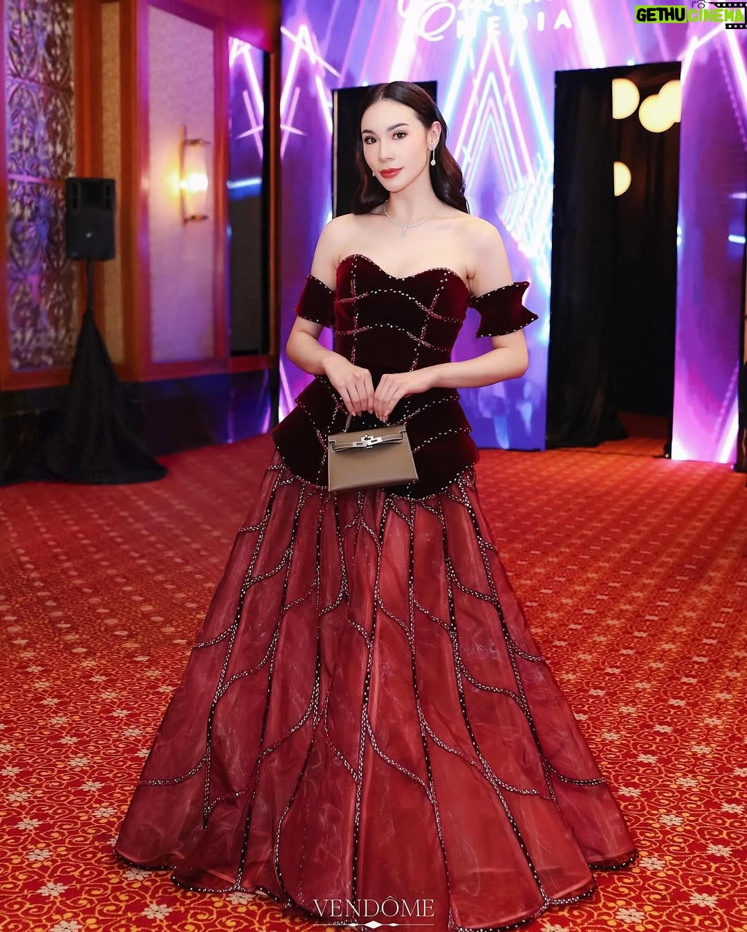 Melanie Berentz - 3 Likes - If looks could kill 🌹
Dress @krinouofficial
Jewellery @vendome.joaillerie
Hairdo @payzoandteam @imamfarrel13
Edit @jasavermakpoto
