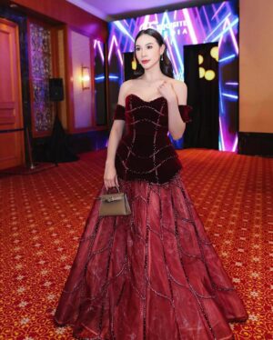 Melanie Berentz Instagram - If looks could kill 🌹
Dress @krinouofficial
Jewellery @vendome.joaillerie
Hairdo @payzoandteam @imamfarrel13
Edit @jasavermakpoto
