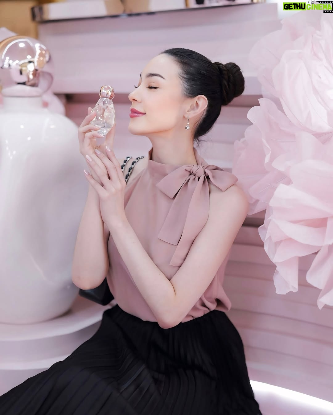Melanie Berentz - 3 Likes - The wait is over. @kyliecosmetics is now available in @sephoraidn @luxasia.idn 💄 Btw, their latest foundation and cosmic perfume just launched, and I was lucky enough to grab them before they sold out! Go get yours now 🥹💕
📍 Senayan City, North Lobby, GF Floor
#KylieCosmetics #SephoraIndonesia