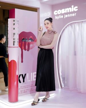 Melanie Berentz Instagram - The wait is over. @kyliecosmetics is now available in @sephoraidn @luxasia.idn 💄 Btw, their latest foundation and cosmic perfume just launched, and I was lucky enough to grab them before they sold out! Go get yours now 🥹💕

📍 Senayan City, North Lobby, GF Floor

#KylieCosmetics #SephoraIndonesia