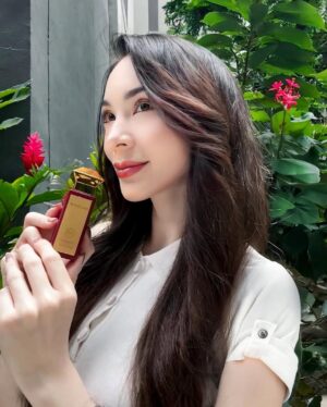 Melanie Berentz Instagram - I’ve always loved flowers as they make me happy. But today, I got something I wasn’t expecting. Instead of a bouquet, I received the Avaglam perfume collection, and wow… every scent feels like a little piece of nature in a bottle. I’m honestly obsessed, it’s so different from anything I’ve tried before. It’s like they somehow bottled up elegance and beauty. Btw, my personal favorite is no. 02 — the perfect fragrance for spring time which lasts all day long 🌹❤️ @avaglamofficial #avaglamgang #perfume