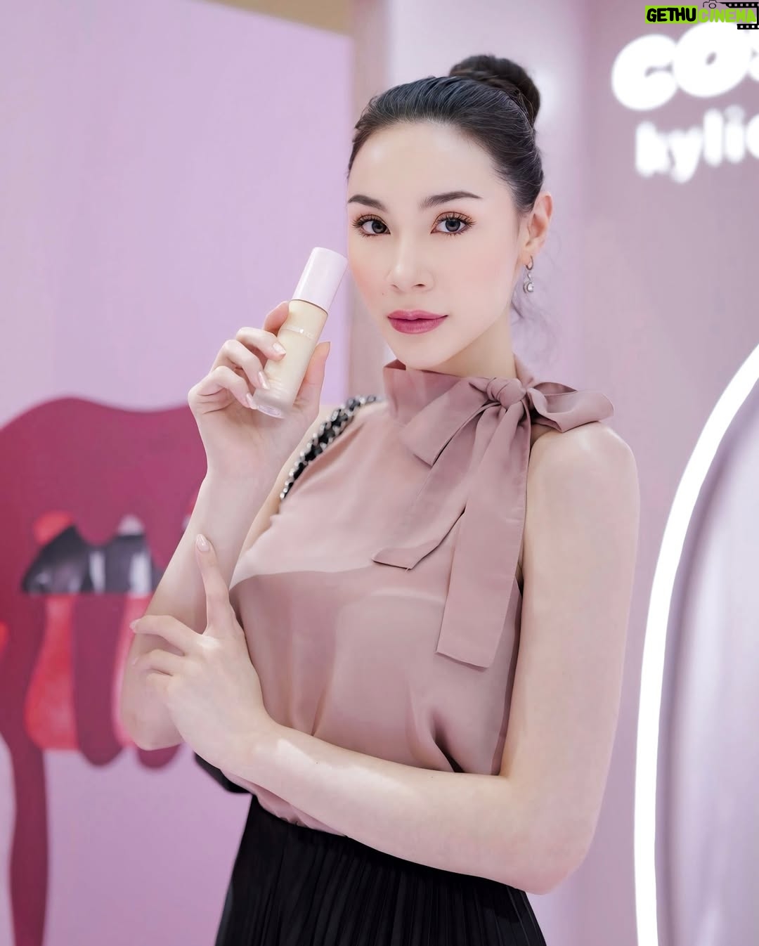 Melanie Berentz - 3 Likes - The wait is over. @kyliecosmetics is now available in @sephoraidn @luxasia.idn 💄 Btw, their latest foundation and cosmic perfume just launched, and I was lucky enough to grab them before they sold out! Go get yours now 🥹💕
📍 Senayan City, North Lobby, GF Floor
#KylieCosmetics #SephoraIndonesia