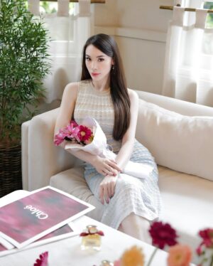 Melanie Berentz Instagram - A captivating and seductive fragrance that exudes bold, dark feminine energy—Chloé L’Eau de Parfum Intense is my secret to leaving a lasting impression. This fragrance is a pretty raspberry and rose dominant perfume that dries down to a soft and subtle cashmeran and woody scent 🌹 @chloe @luxasia.idn #ChloéParfums #WeAreChloé
