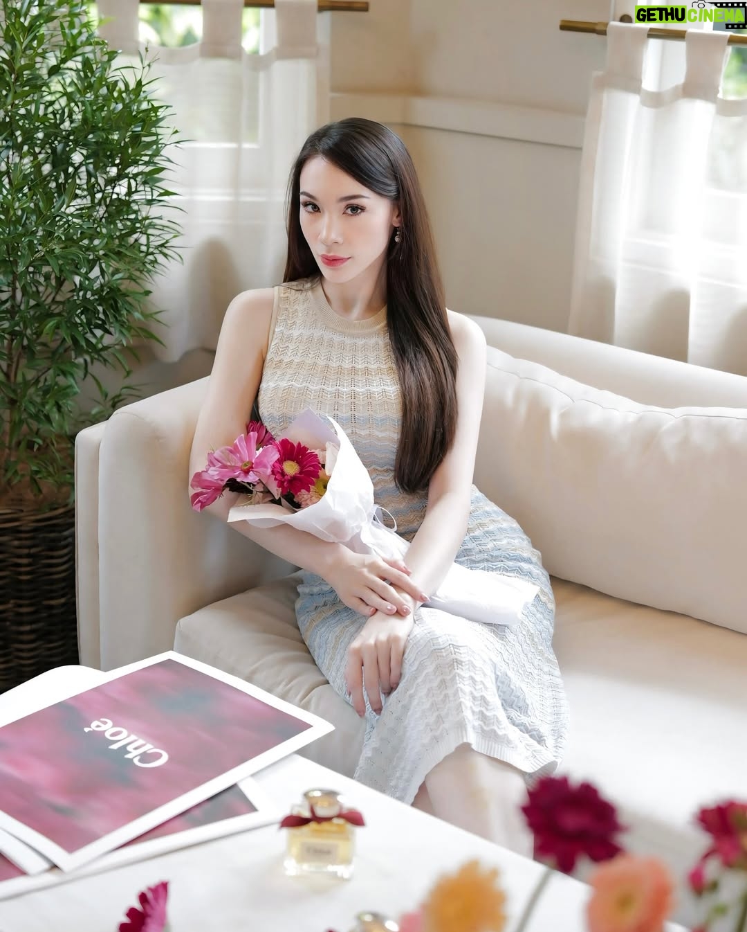 Melanie Berentz - 3 Likes - A captivating and seductive fragrance that exudes bold, dark feminine energy—Chloé L’Eau de Parfum Intense is my secret to leaving a lasting impression. This fragrance is a pretty raspberry and rose dominant perfume that dries down to a soft and subtle cashmeran and woody scent 🌹 @chloe @luxasia.idn #ChloéParfums #WeAreChloé